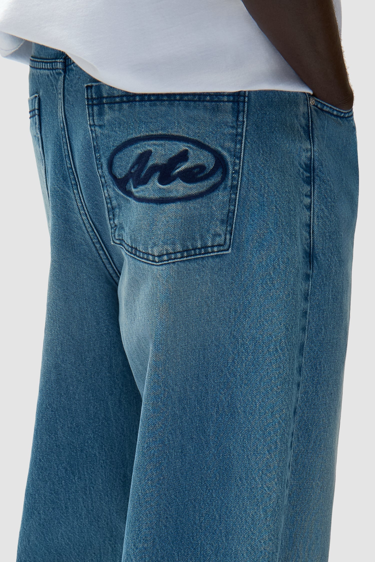 Pantalon à poche avec logo circulaire - Denim Bleach