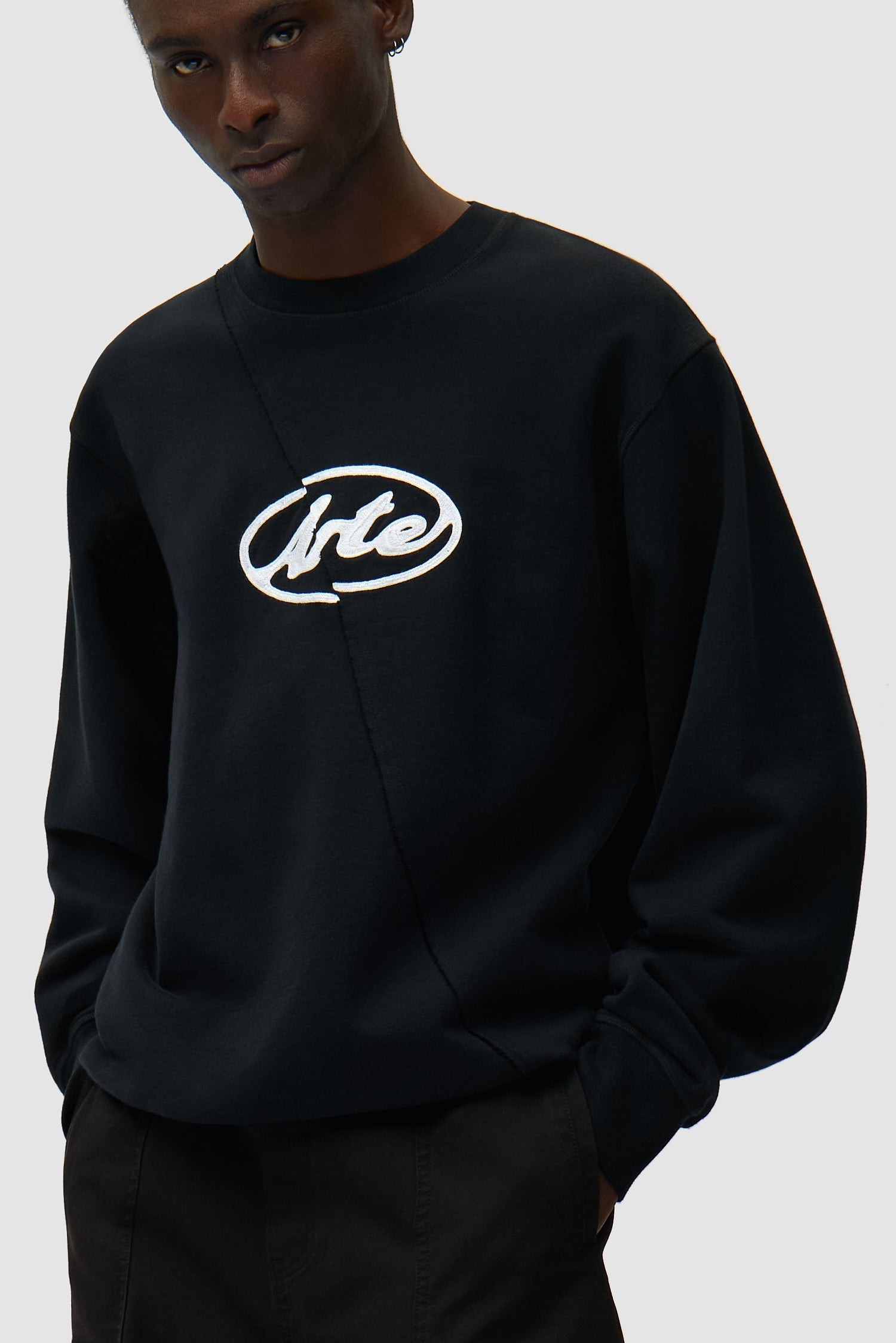 Pull brodé avec logo circulaire - Noir