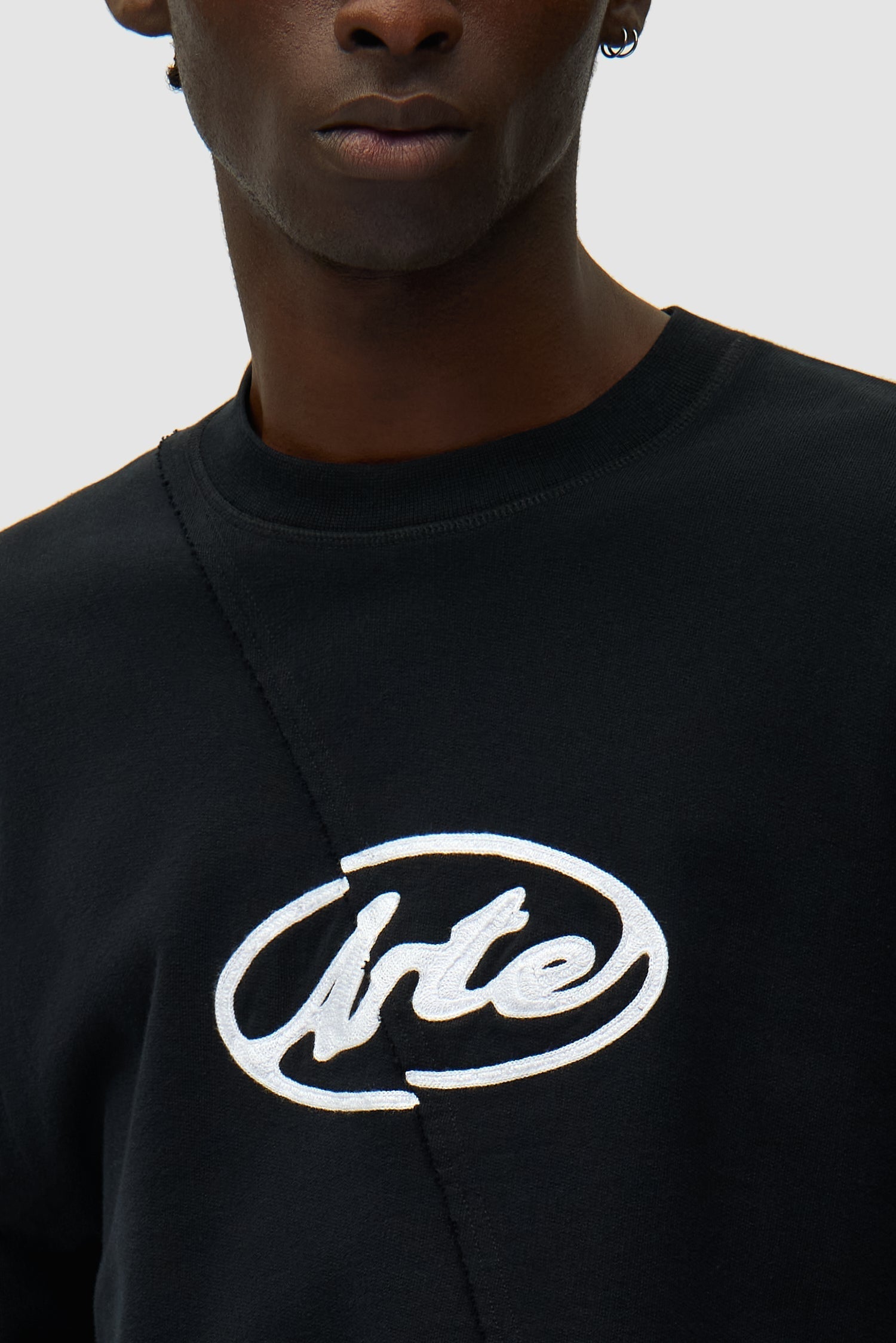 Pull brodé avec logo circulaire - Noir